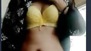 Paki menina showing his bunda and buceta