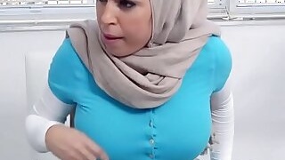 Arab chick shows cook jerking skills