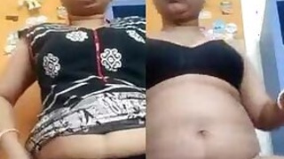 Desi bhabi showing her beautiful body