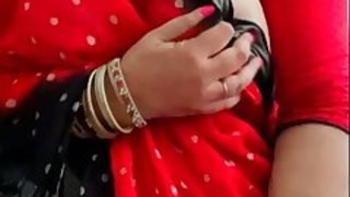 Milf Bong in a Sari plays with her tits