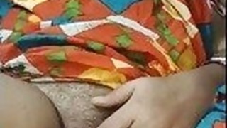 fat bhabhi jerking off with her fingers