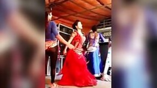 Indian dancer caught flashing her tits outdoors for lovers in Desi mms video