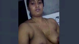 Good-looking Bhabhi showing her incredible physique for the cam