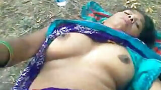 Mature bhabhi in blue sari mms sex in open field