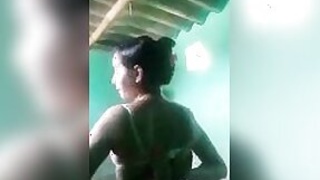 Desi Indian girl shows melon pussy on MMS camera video