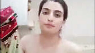 Busty Paki bhabhi satisfies herself