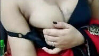 Desi Indian girl in sari presses her tits