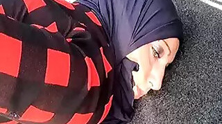 Pakistani wife is fucked by her lecherous lover in the open air