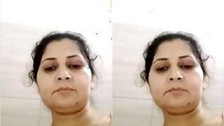 Lusty Bhabhi Records Her Nude Selfie