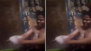 Sexy Desi Budi Bathing and finger wanking Part 1