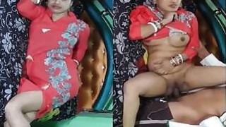 Sexy Bhabhi pushes her breasts and fucks