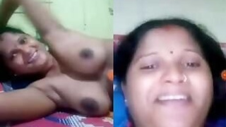 Sexy Desi Bhabhi Shows Her Big Boobs