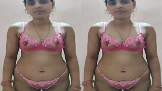 Desi Bhabhi Shows Her Boobs Masturbating Part 1